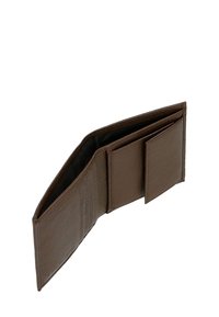 Portafoglio in pelle marrone con una superficie pulita e texture, caratterizzato da più fessure per carte e un compartimento per banconote. Vista aperta mostra il layout interno.