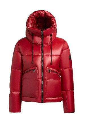 Czerwona kurtka puchowa z wysokim kołnierzem, wyposażona w regulowane sznurki, z dwoma zasuwanymi kieszeniami z przodu i błyszczącą teksturą tkaniny.