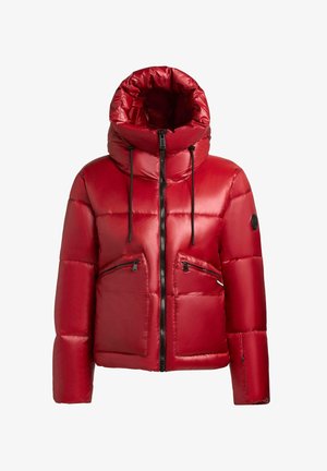 Rote Pufferjacke mit hohem Kragen, ausgestattet mit verstellbaren Kordeln, zwei mit Reißverschluss versehenen Fronttaschen und glänzender Stoffoberfläche.
