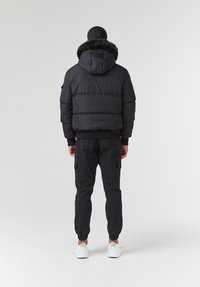 CLOSURE London HOODED SHORT PUFFER JACKET - Téli dzseki - black
