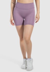 Shorts deportivos lilas hechos de un material elástico, con una cinturilla alta y una forma ajustada, diseñados para brindar comodidad durante actividades físicas.
