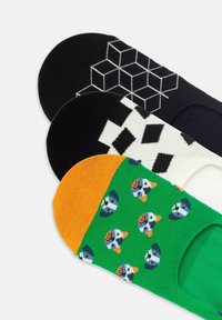 Vier Paar Knöchelsocken: schwarz mit Würfelmuster; weiß mit schwarzen Rauten; grün mit bunten Tiergesichtern; orangefarbener Fersenakzent.