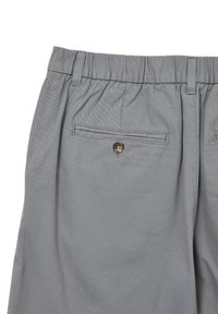Pantaloni grigi con tessuto texturizzato, vita elastica e una singola tasca posteriore con chiusura a bottone. Design semplice e funzionale.