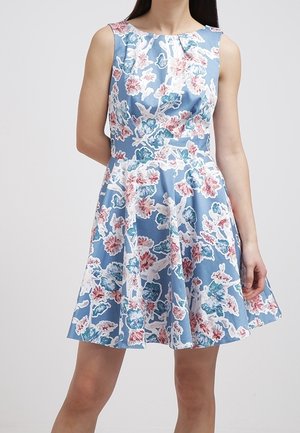 Vestido con estampado floral en azul claro con acentos en rosa y teal. Diseño sin mangas, cuerpo ajustado y falda acampanada. Textura de tela suave.