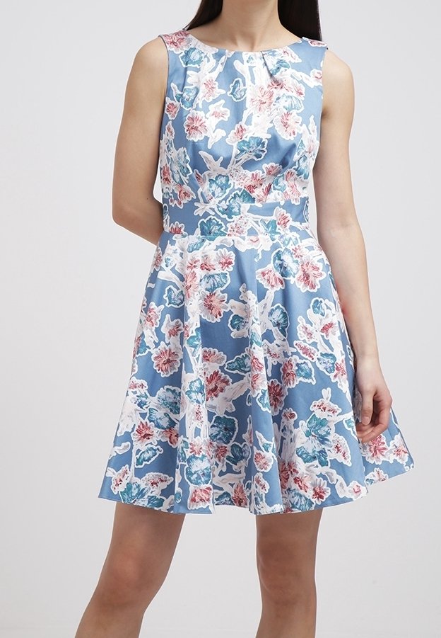Robe à motifs floraux en bleu clair avec des accents roses et teal. Design sans manches, corsage ajusté et jupe évasée. Texture de tissu lisse.