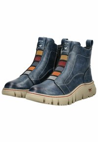 Botas de tobillo de cuero azul con parte superior texturizada, paneles elásticos en colores bloqueados y suela de goma gruesa. Incluye marca en la lengüeta.