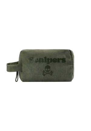 Bolsa de aseo rectangular de lona color verde oliva con asa lateral, cremallera, texto "Scalpers" y logo de calavera con huesos cruzados en el frente.