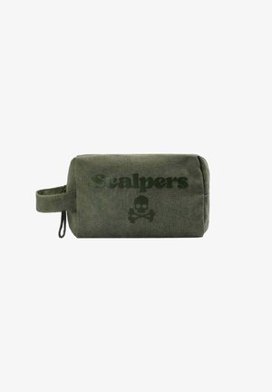 Bolsa de aseo rectangular de lona color verde oliva con asa lateral, cremallera, texto "Scalpers" y logo de calavera con huesos cruzados en el frente.