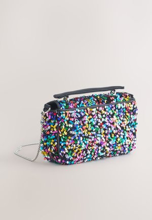Handväska täckt med paljetter, rektangulär form, svart botten och färgglada paljetter i olika nyanser. Inkluderar kedjerem och övre handtag.