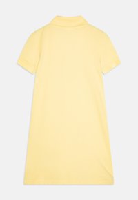 Gul polo klänning med krage och korta ärmar, tillverkad av textilier med struktur, med rak skärning och ren fåll.