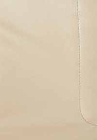 Beige kunstlædertekstur med en glat overflade, der har en subtil glans og kontrasterende syninger langs sømmen. Ingen mønstre eller metaldele synlige.