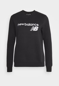 Svart sweatshirt med långa ärmar, ribbade muddar och rund halsringning. Har en vit "new balance"-logotyp och varumärkesdesign på framsidan.