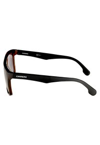 Ochelari de soare Carrera de culoare brown și negru, cu o ramă groasă din acetat, lentile ușor rotunjite și brațe drepte, inscripționate cu branding pe lateral.