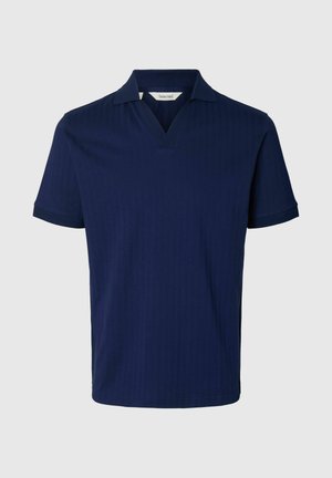 Polo bleu marine à manches courtes avec un col en V fendu, présenté sur un fond gris clair uni.