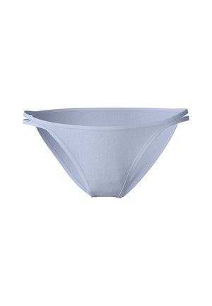 Bas de bikini bleu clair en tissu doux, présentant un design taille basse et de fines lanières latérales pour une couverture minimale.
