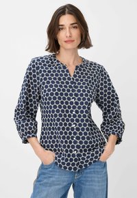 Navyblaues Hemd mit Knöpfen und einem kreisförmigen weißen Muster, leichtes Material, Dreiviertelärmel und runder Ausschnitt.