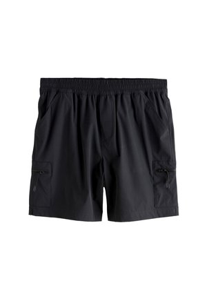 Czarne szorty z elastycznym pasem i bocznymi kieszeniami, w tym kieszeniami cargo na zamki błyskawiczne na każdej nodze, pokazane na białym tle.