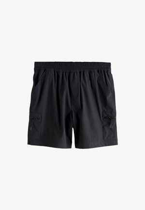 Czarne szorty z elastycznym pasem i bocznymi kieszeniami, w tym kieszeniami cargo na zamki błyskawiczne na każdej nodze, pokazane na białym tle.