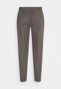 Hnědé kostkované kalhoty slim fit, s hladkou texturou, standardním páskem a dvěma zadními kapsami.