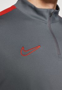 Nike Performance ACADEMY DRILL TOP - Top dugih rukava - iron grey/dragon red