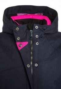 Marineblaue Jacke mit pinkem Innenfutter am Kragen, Reißverschluss teilweise geschlossen und silbernen Druckknöpfen entlang der vorderen Verschlussleiste.