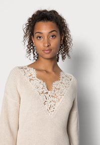 ONLY ONLXENIA LIFE DRESS  - Rochie tricotată - pumice stone