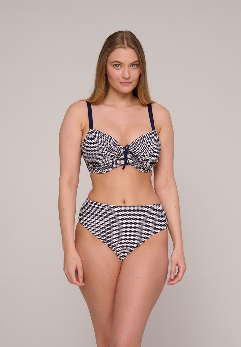 Laivan sininen ja valkoinen raidoitettu bikinit, joissa on tukikehys ja kierretyyli edessä sekä säädettävät olkaimet; korkeavyötäröiset alushousut, joissa on samanlainen kuosi.