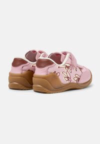 Zapatillas rosa con un estampado floral, diseño ligero, superficies texturizadas y una suela de goma marrón. Cierre con tira de velcro para un fácil calzado.