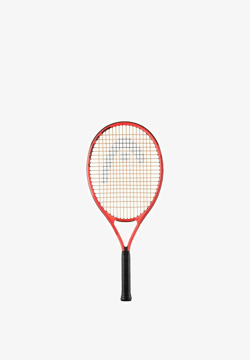 Tennistennis met een rood frame, zwarte grip en oranje snaren. Het hoofd is ovaal, met een zwart logo en een gestructureerde handgreep.