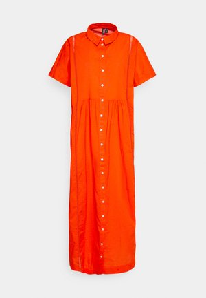 Vestido laranja de botões com colarinho e mangas curtas, apresentando detalhes de costura vertical e uma cintura franzida para adicionar textura.