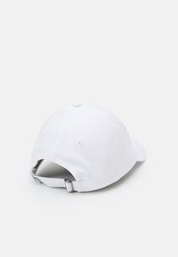 Căciulă de baseball albă din bumbac, cu un sistem de vizor curbat, cataramă metalică ajustabilă la spate și găuri de ventilație brodate.