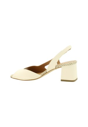 Beige slingback hakken met een gestructureerde tussenzool, open teen en geometrisch ontwerp op de hak. Glad, stoffen bovenwerk met uitsparingen.
