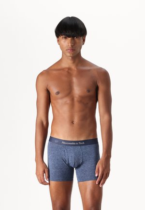Boxer da uomo blu con texture liscia, dotati di una vita nera con l'etichetta "Abercrombie & Fitch." Design classico con una vestibilità aderente.