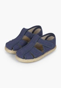 Tummansiniset kangassandaalit, joissa on useita straps, avonaiset varpaat ja juten kaltainen pohja. Sisältää pehmeän sisävuorauksen mukavuutta varten.