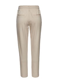 Beige broek met een slim fit, elastische tailleband en twee achterzakken; gemaakt van zachte, gladde stof met minimale stikseldetails.