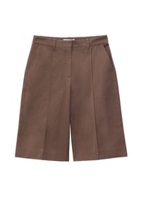 Short marron sur mesure longueur genou avec passants de ceinture, poches latérales et pli frontal.