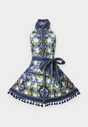 Robe sans manches bleu et doré à motifs, avec col, fermeture boutonnée sur le devant, ceinture nouée à la taille et garniture à pompons le long de l'ourlet évasé.