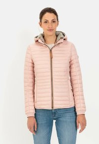 Lys pink polstret jakke med hætte, med frontlynlås og brune læderdetaljer. Glat tekstur med lodret quiltet design.