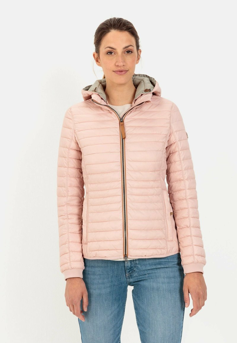Lys pink polstret jakke med hætte, med frontlynlås og brune læderdetaljer. Glat tekstur med lodret quiltet design.