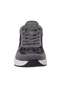 Šedé tenisky kombinující materiály semiš a síťovina, s kulatou špičkou, šněrováním a kontrastní bílou podešví.