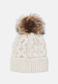 Bonnet en tricot blanc avec un motif tressé et un revers côtelé texturé. Présente un pompon en fausse fourrure sur le dessus.