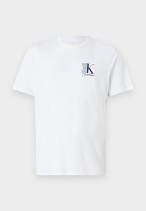 Hvit bomulls T-skjorte med en liten blå og svart CK-logo i firkantet design på venstre brystområde. Korte ermer, rund hals.