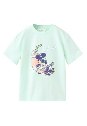 Svetlo zelené tričko s potlačou Mickeyho Mousea v slnečných okuliaroch, ktorý hrá na gitare, vedľa nápoja so slamkou a textom „FRESH AS MICKEY.“