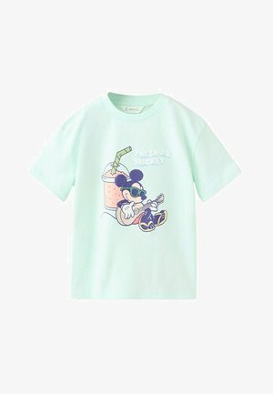 Svetlo zelené tričko s potlačou Mickeyho Mousea v slnečných okuliaroch, ktorý hrá na gitare, vedľa nápoja so slamkou a textom „FRESH AS MICKEY.“