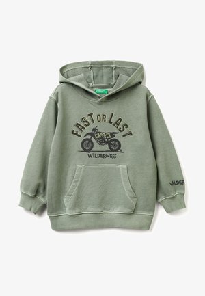 Sudadera verde hecha de tela suave, con un bolsillo frontal, capucha con cordones y texto gráfico 'RÁPIDO o ÚLTIMO' acompañado de una impresión de motocicleta.
