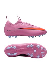 Botas de fútbol Nike Air Zoom rosa con logo naranja, diseño de cordones y suelas multipunta, mostradas desde vistas lateral y inferior.