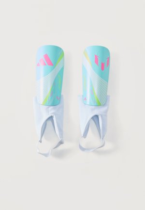 Ζευγάρι μπλε και λευκών ποδοσφαιρικών επικαλαμίδων με ροζ και κίτρινες αποχρώσεις και ενσωματωμένες προστατευτικές θήκες αστραγάλου σε λευκό φόντο.