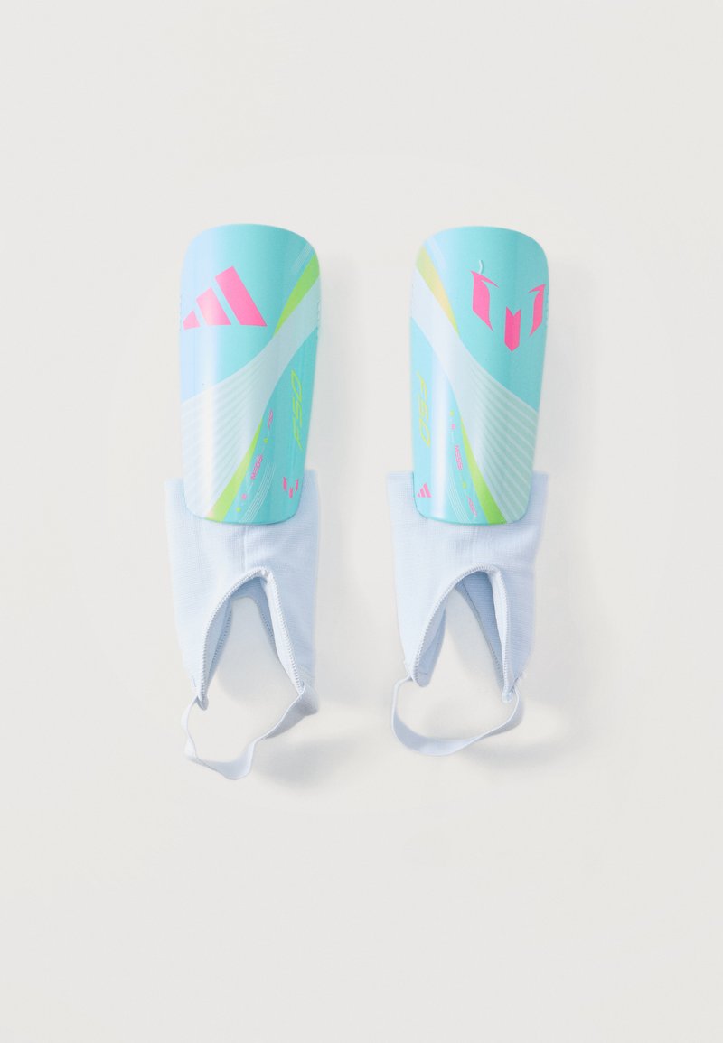 Ζευγάρι μπλε και λευκών ποδοσφαιρικών επικαλαμίδων με ροζ και κίτρινες αποχρώσεις και ενσωματωμένες προστατευτικές θήκες αστραγάλου σε λευκό φόντο.