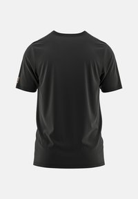 Camiseta negra de cuello redondo hecha de una tela suave y ligera. Mangas cortas, costuras mínimas y una pequeña etiqueta de marca en la manga izquierda.