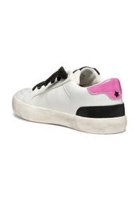 Witte leren sneaker met zwarte veters en hiel, heeft een glanzende roze accent aan de achterkant, een gestructureerde rubberen zool en gestikte details.